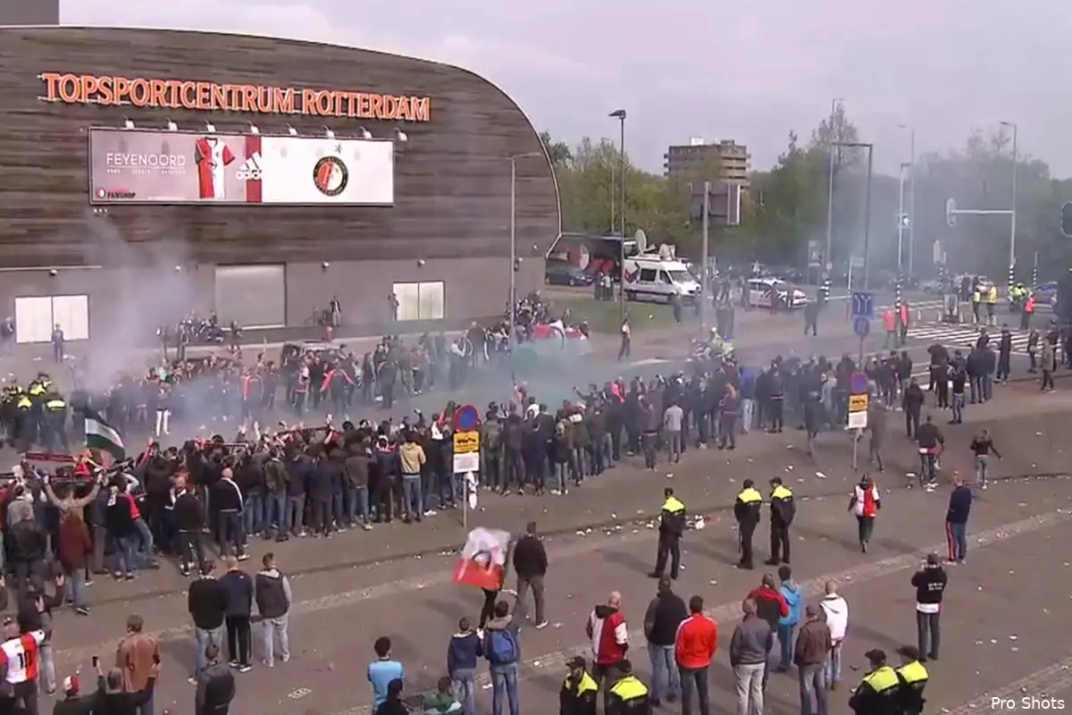 Kippenvel beelden: supporters steunen spelers