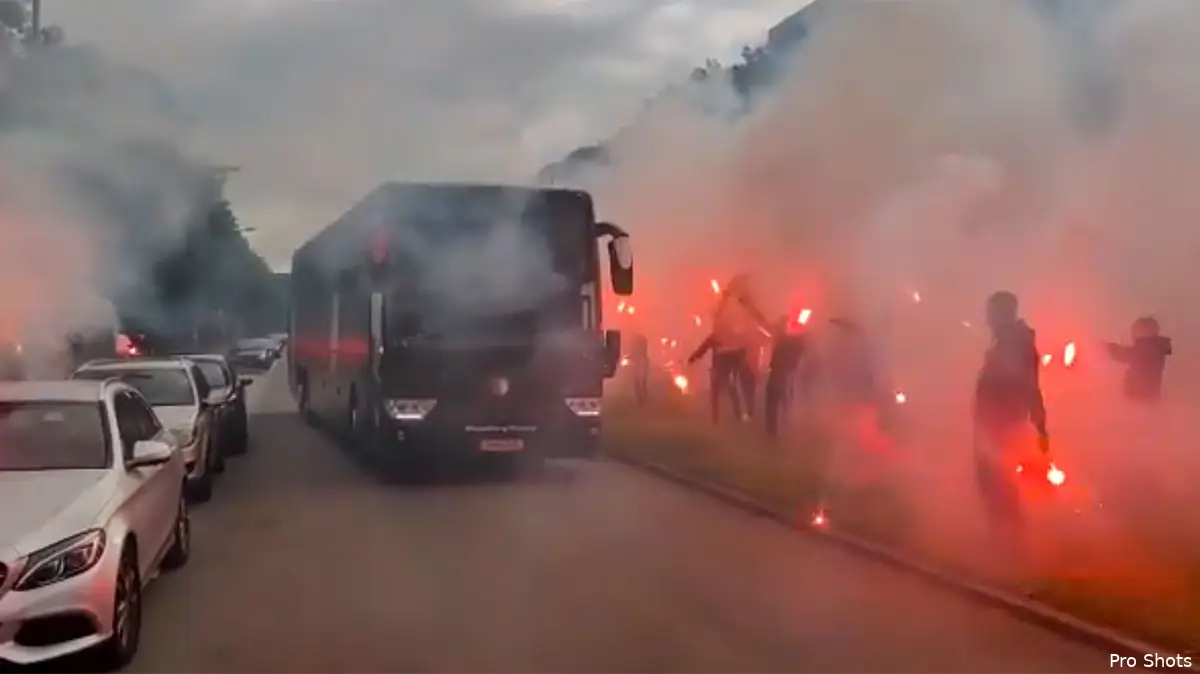 Supporters steunen spelers met fakkels richting PEC Zwolle