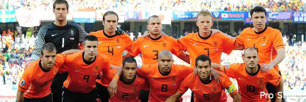 'Gio, Kuyt en Van Persie in de basis tegen Slowakije'