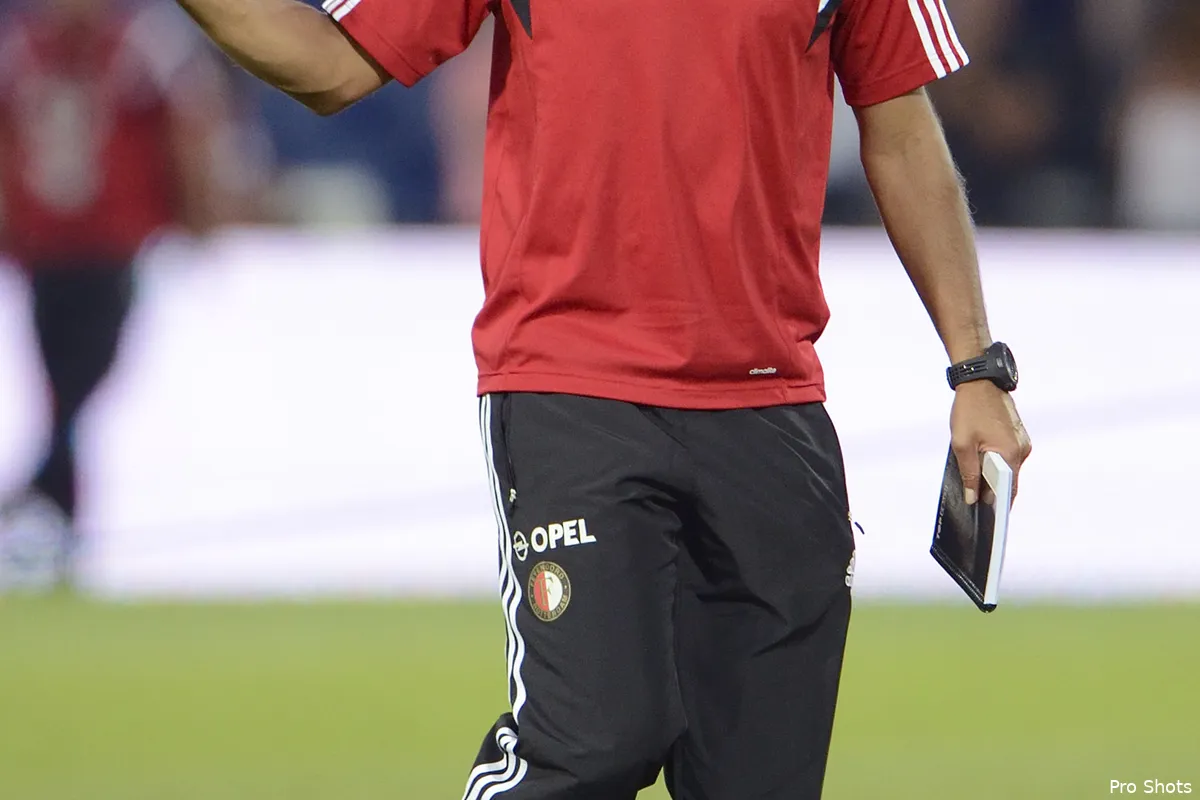 Van Bronckhorst in Dubai voor mogelijk trainingskamp