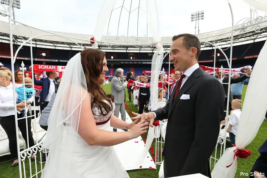 Droombruiloft voor Johan en Anita op middenstip De Kuip