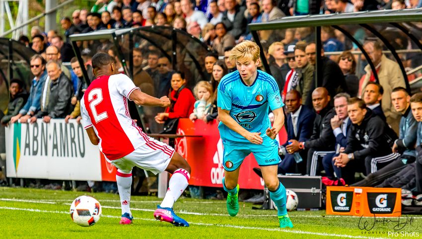 Feyenoord Onder 19 strijdend ten onder tegen Ajax