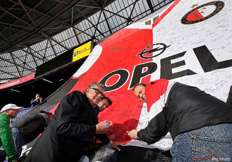 Opel schenkt Feyenoord-doeken aan TIFO Rotterdam