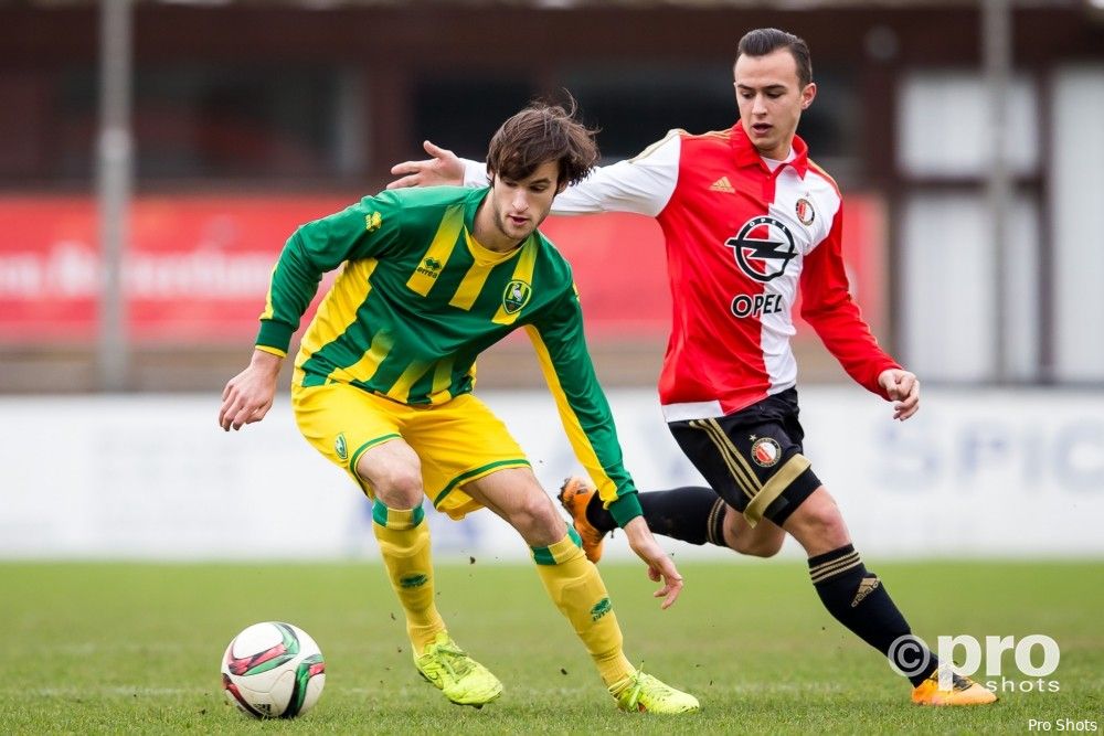 Jeugdspeler Van Haaren vervolgt loopbaan bij Almere City