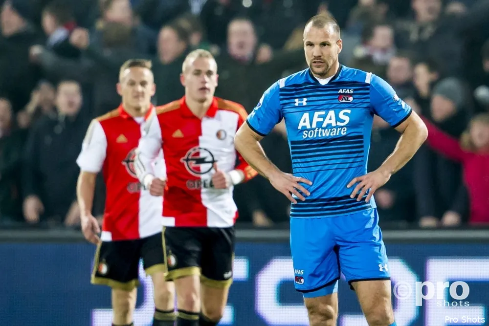 Ron Vlaar verlengt contract bij AZ met twee jaar