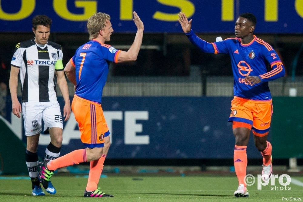 Eredivisie: AZ wint en komt op vier punten van Feyenoord