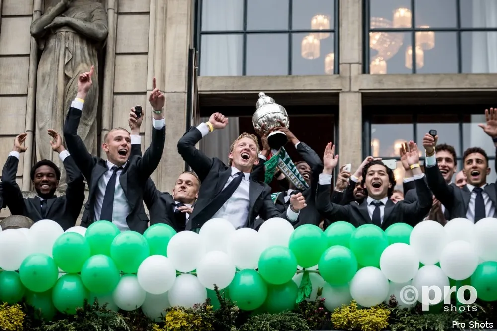 Selectie Feyenoord gehuldigd op Coolsingel in Rotterdam