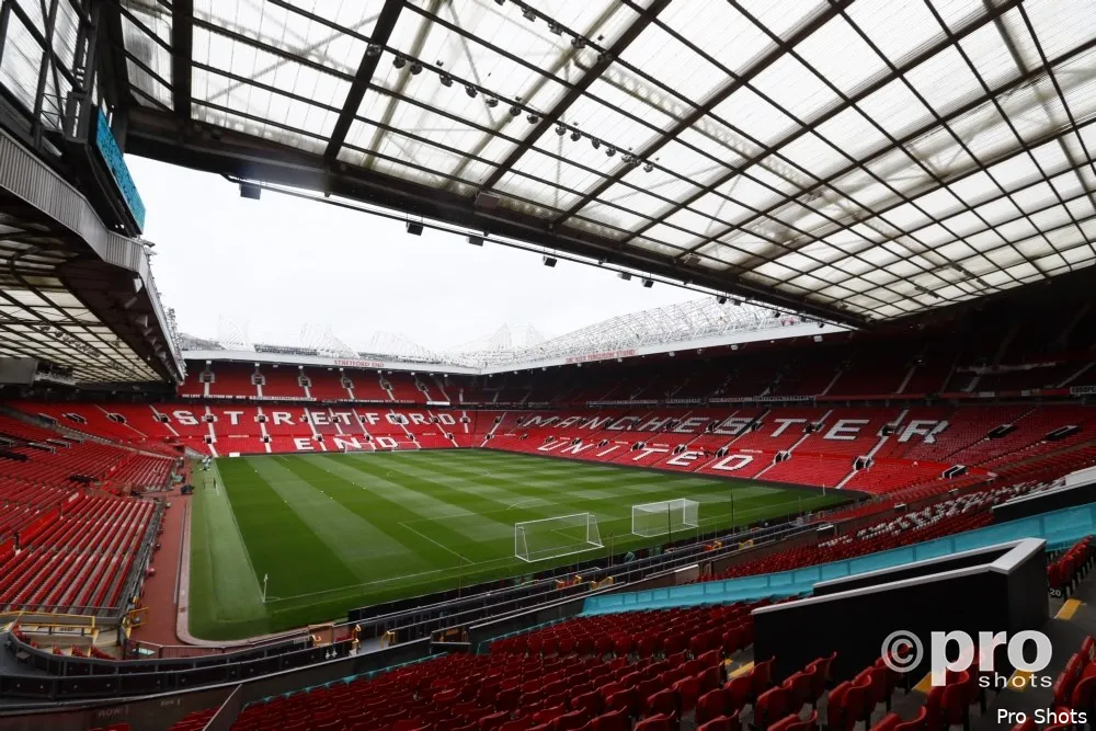 Supporters dragen verplichte polsband in Engeland