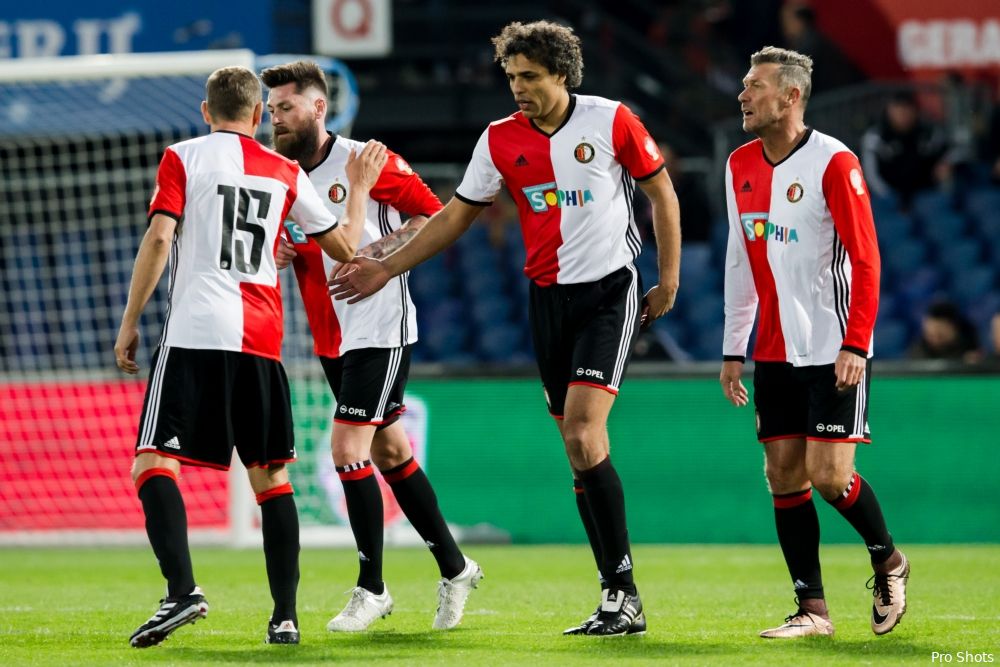 Oud-spelers Feyenoord genieten van rentree in De Kuip