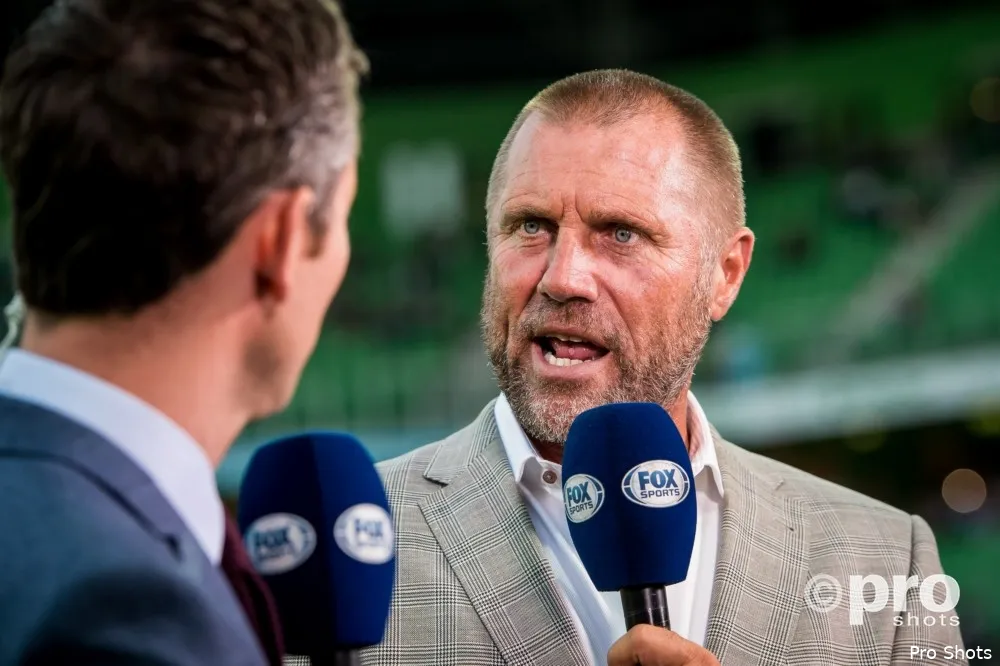 John de Wolf reikt KNVB Beker uit bij winst Feyenoord