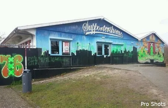 Supportershome Ajax beschilderd met groene verf