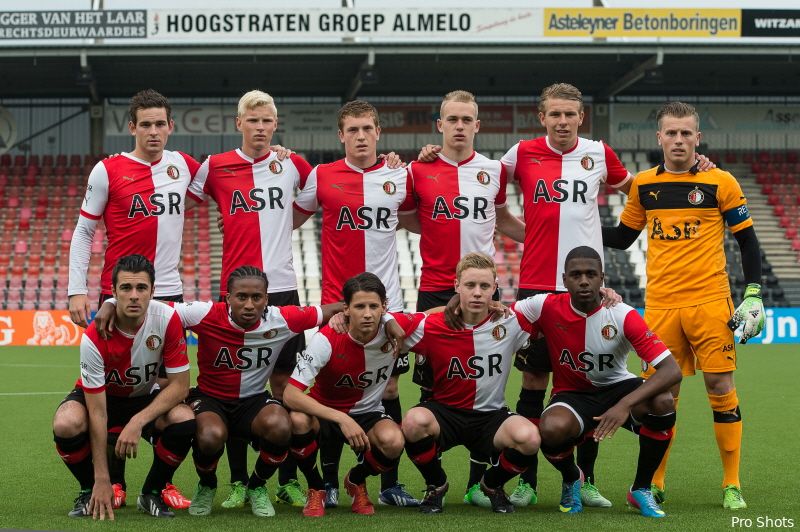 Rick Karsdorp tekent eerste profcontract bij Feyenoord