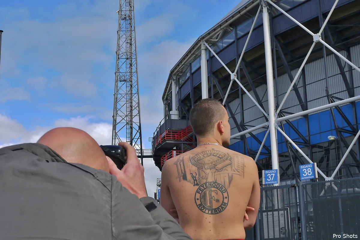 Feyenoord-steward gewond na vuurwerk op het veld