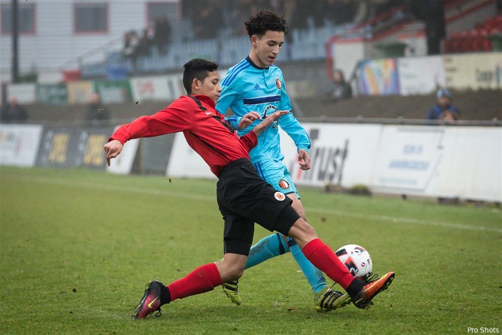 17-jarige spits Belarbi traint mee met Feyenoord