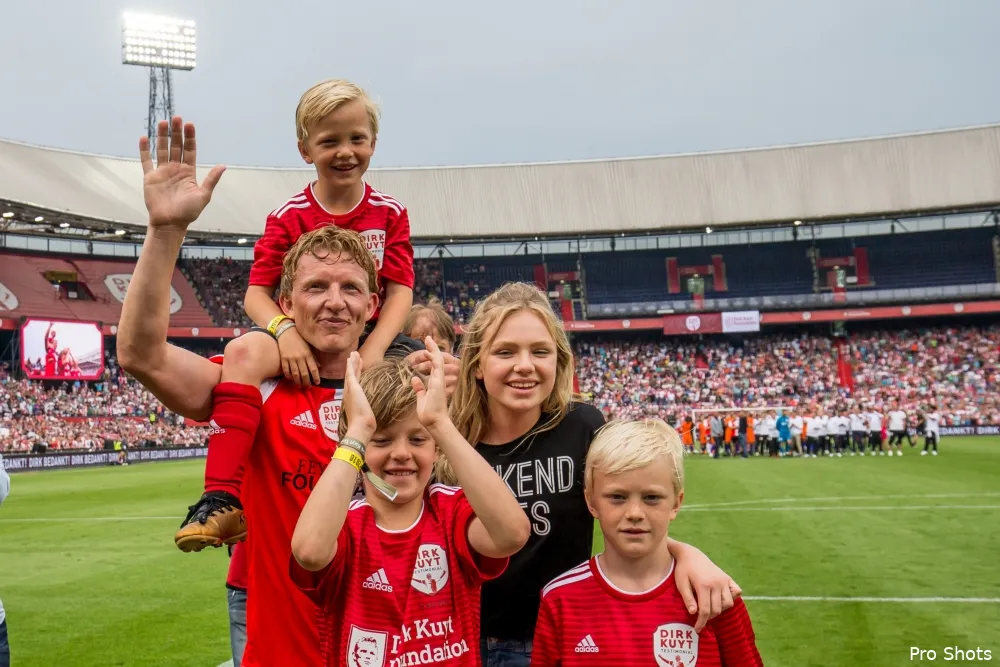 Kuyt neemt met doelpunt afscheid in De Kuip