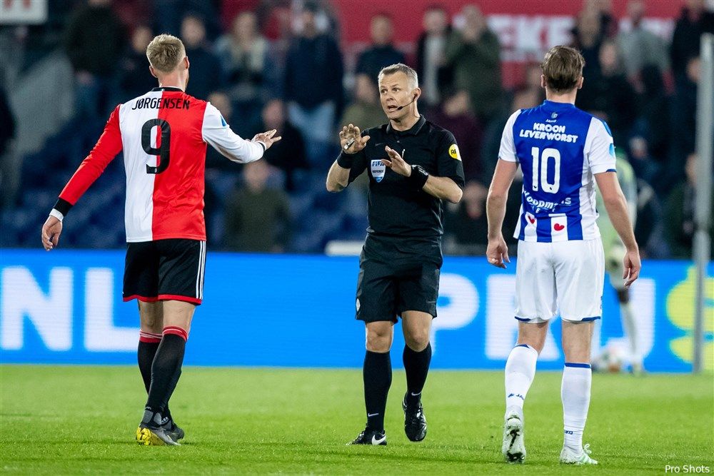 Kuipers de scheidsrechter bij FC Emmen - Feyenoord