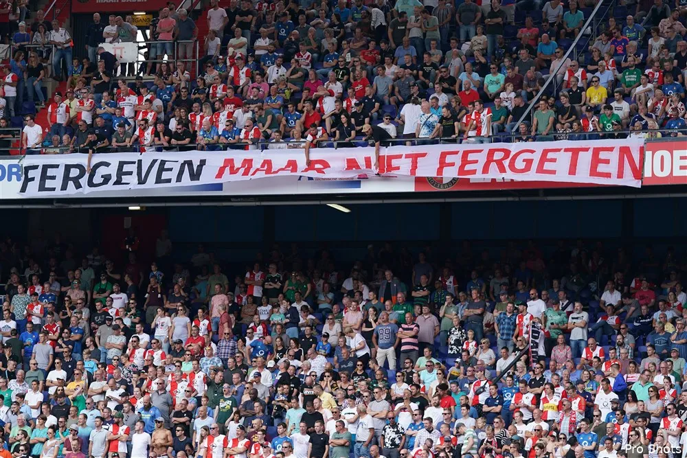 Supporters hekelen 'Fergeven maar niet fergeten'-spandoek