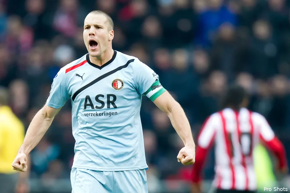 Ron Vlaar tekent contract bij AZ