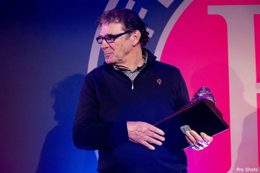 Peggy Calicher ontvangt Willem van Hanegem Trofee