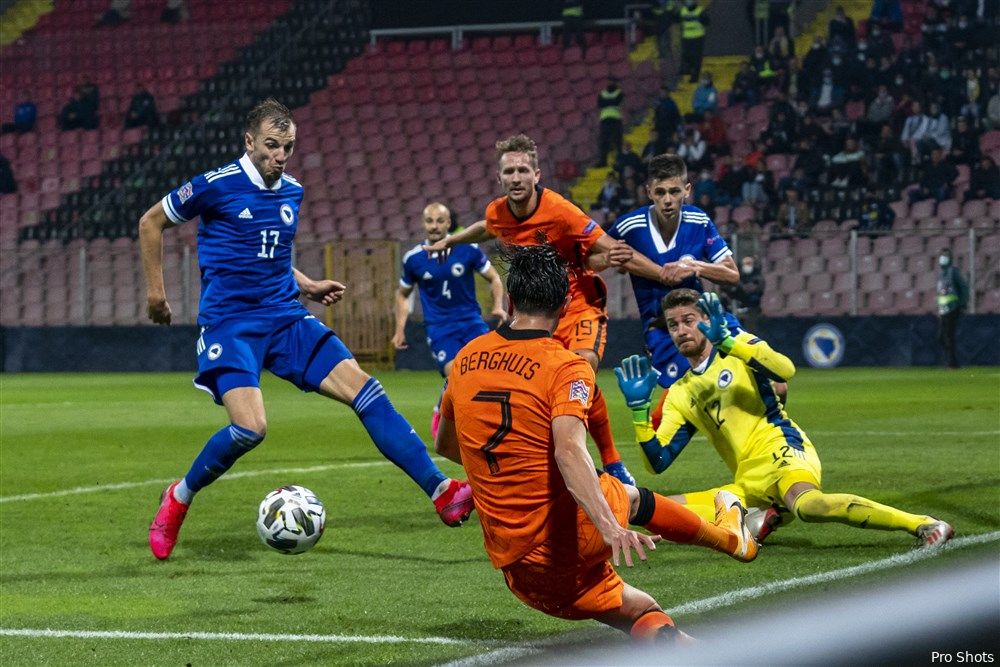 Oranje speelt met invaller Berghuis 0-0 tegen Bosnië-Herzegovina