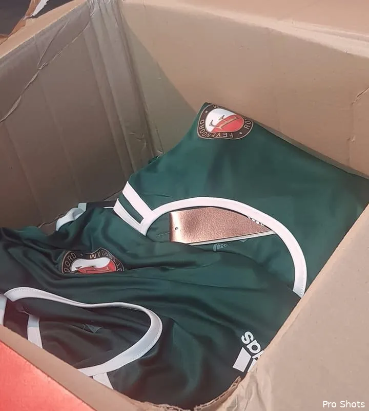 FOTO | Mogelijk nieuw trainingsshirt Feyenoord uitgelekt?