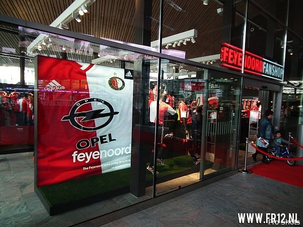 Feyenoord verscherpt beveiliging Fanshops