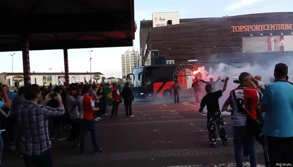 Spelersbus Feyenoord met fakkels onthaald in Rotterdam