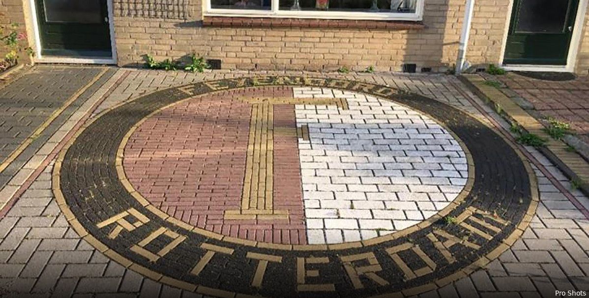Supporter zet Feyenoord-logo uit voortuin te koop