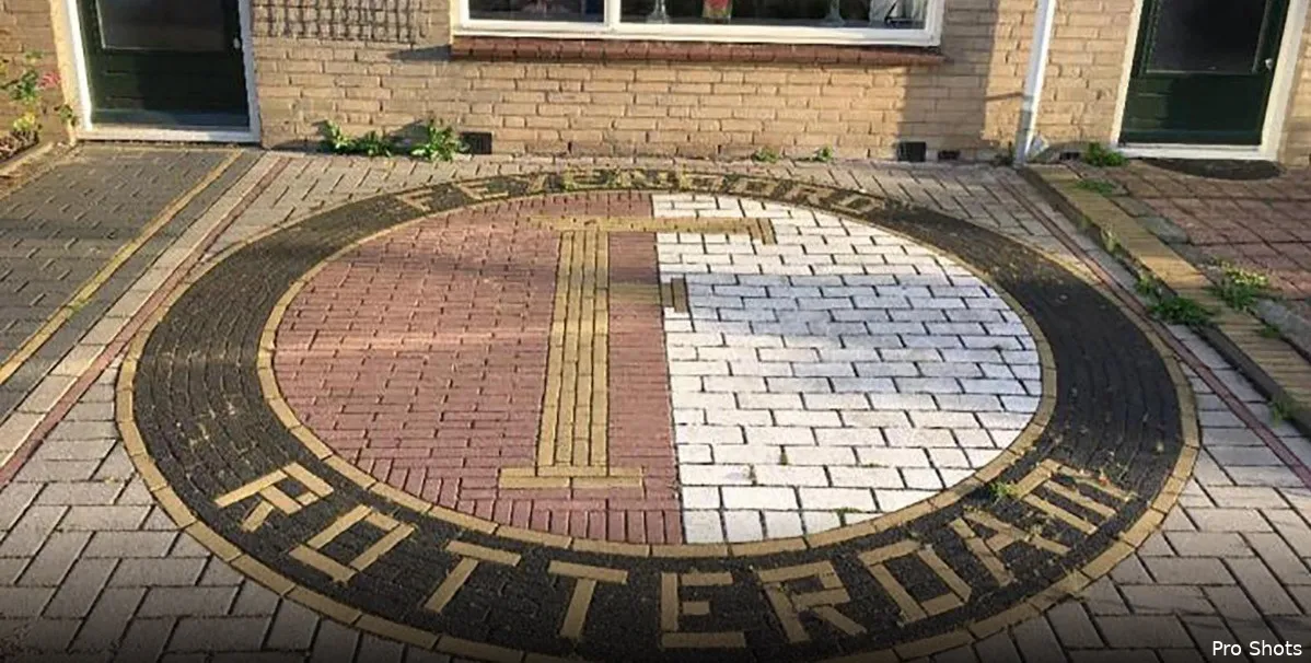 Supporter zet Feyenoord-logo uit voortuin te koop