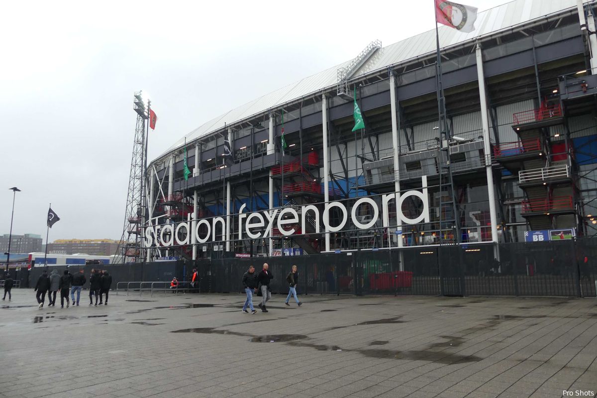 Supporters steunen Feyenoord in aanloop naar de Klassieker
