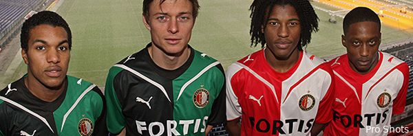 Feyenoord speelt in thuisshirt en met rouwbanden