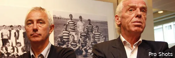 Beenhakker aandachtig toeschouwer bij training Oranje