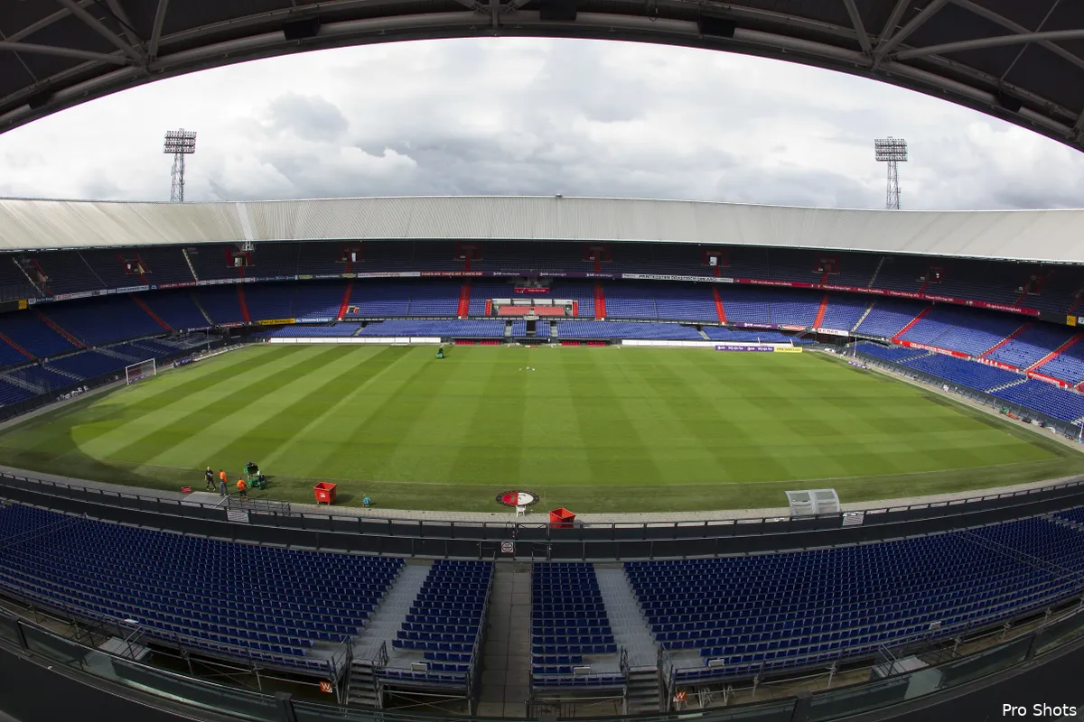 Supporters vieren feest bij De Kuip met vuurwerk en gezang