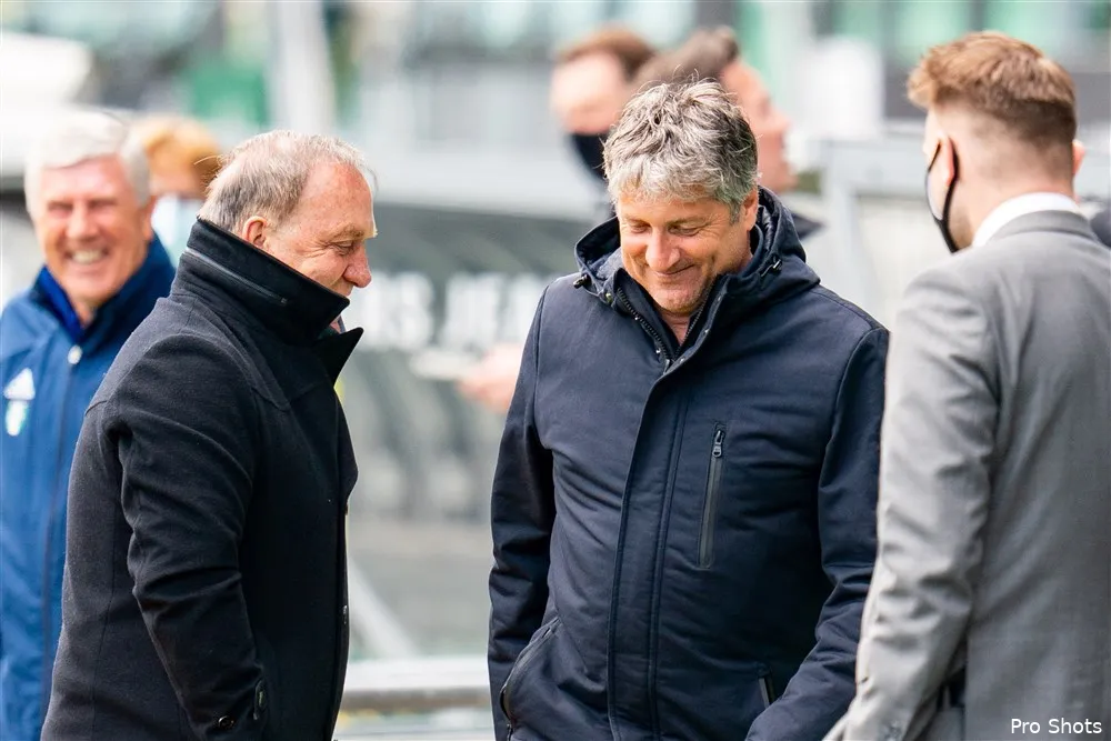 Van Hooijdonk lacht om Advocaat: ''Dit is bijna cabaret''