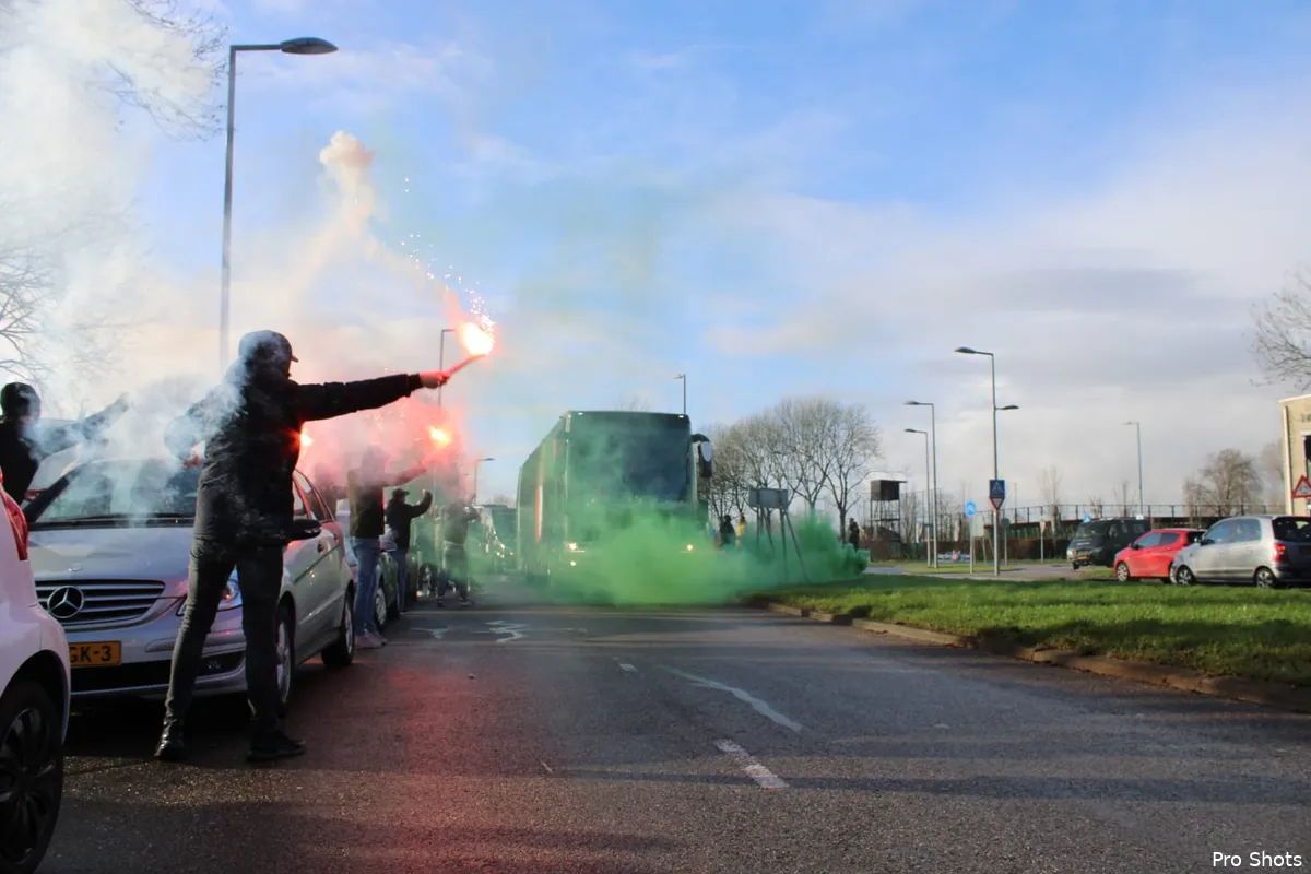 Supporters zwaaien spelersbus uit richting Klassieker