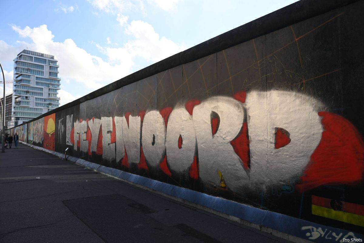 Aboutaleb woest over Feyenoord-graffiti op Berlijnse Muur