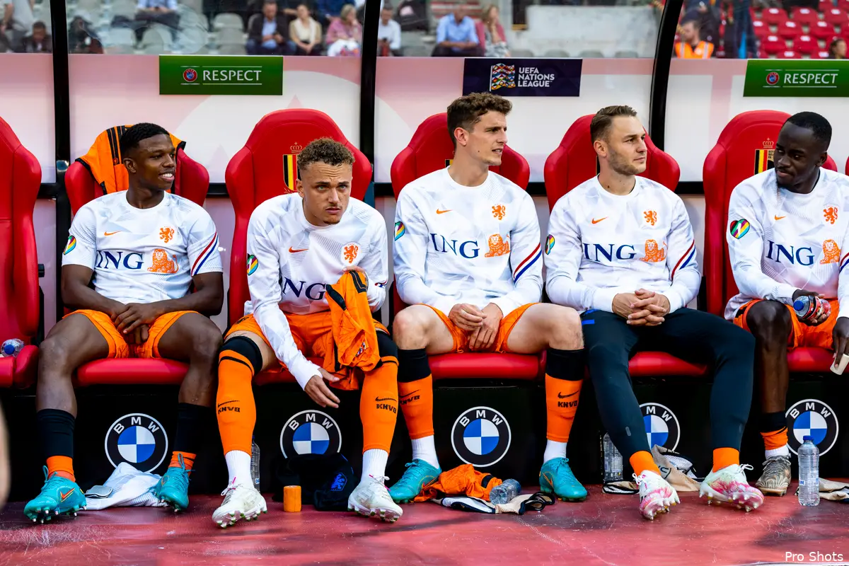 Malacia en Til zien Oranje vanaf de bank winnen van België