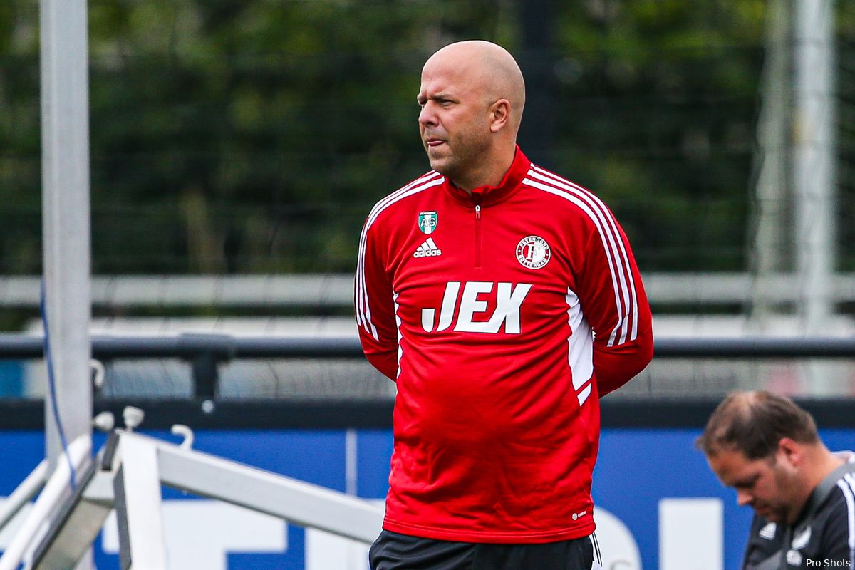 Slot verklaart transferplannen Feyenoord en geeft update Malacia