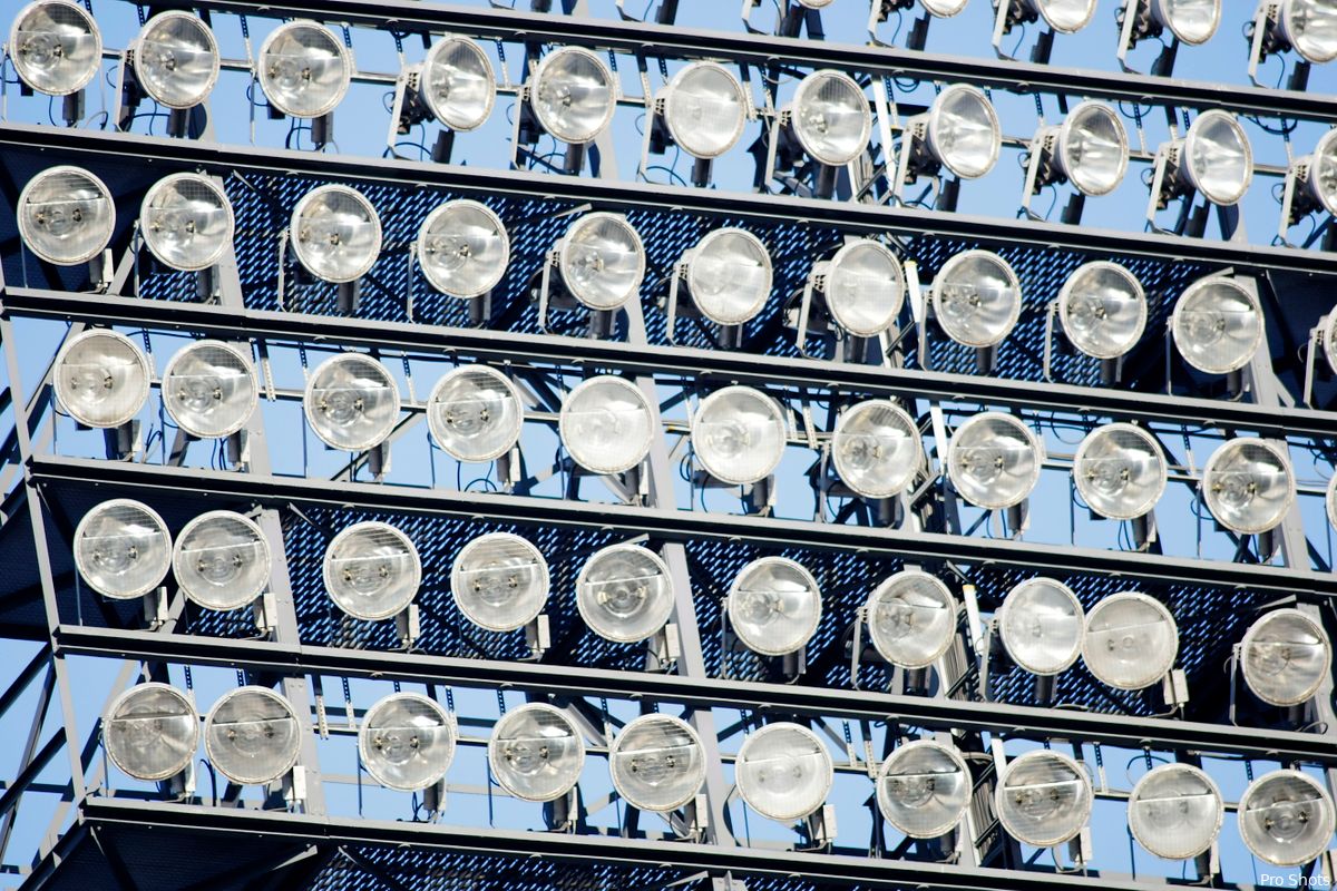 Stadion Feijenoord gaat lampen vervangen voor LED-verlichting