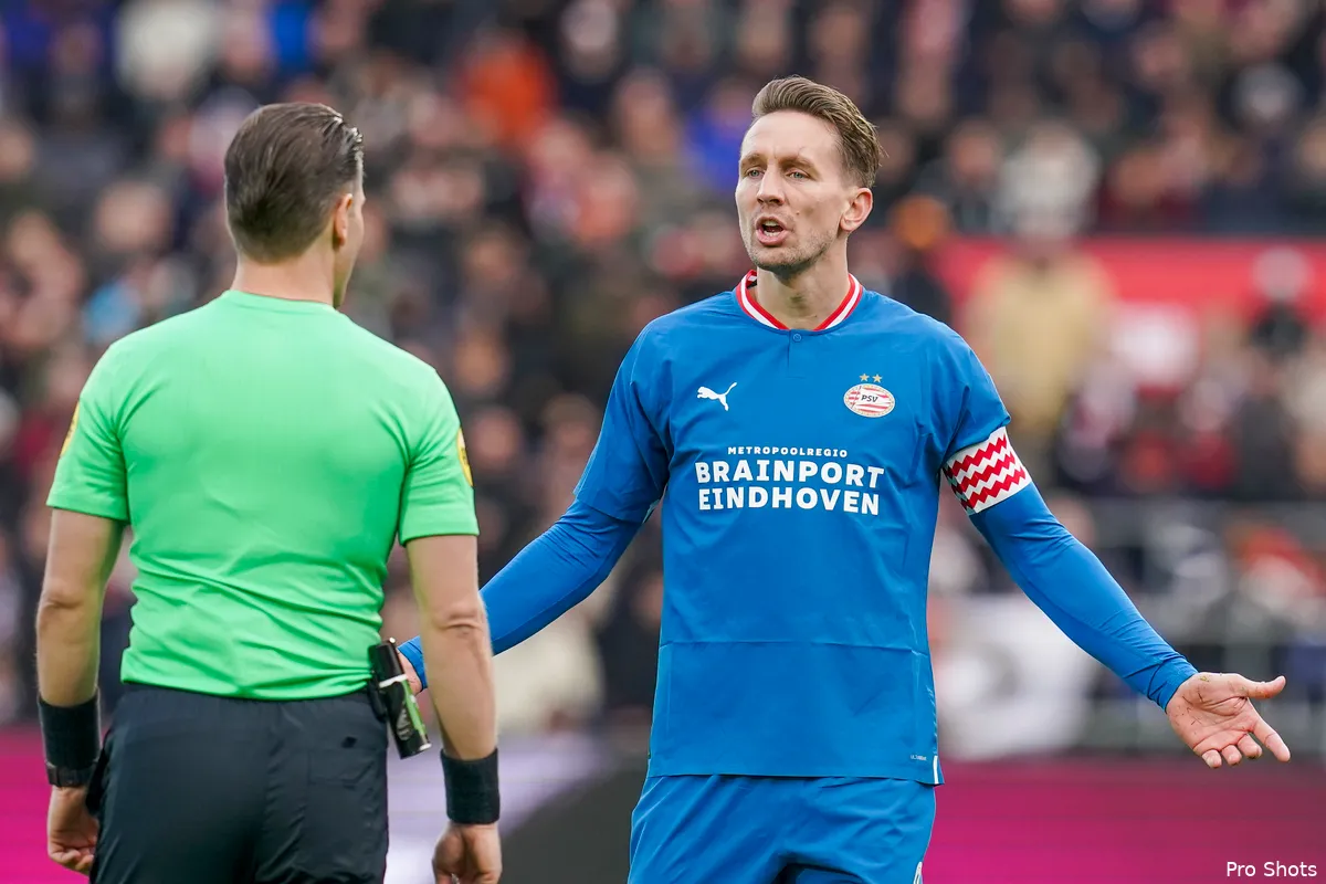 De Jong klaagt weer in De Kuip: ''Heb je dit ooit gezien?''