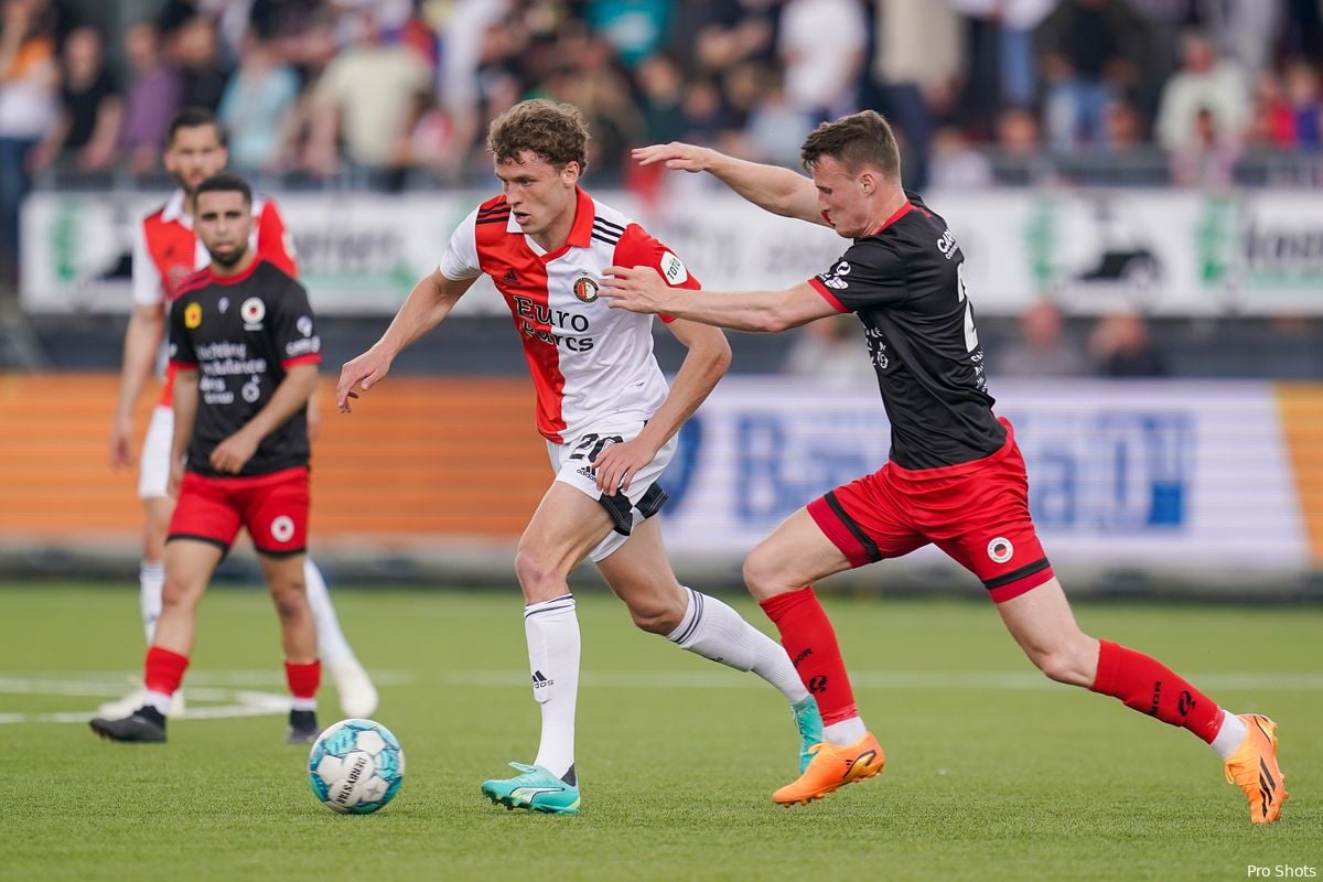 Dijkhuizen haalt fel uit naar Feyenoord: ''Misplaatste arrogantie''