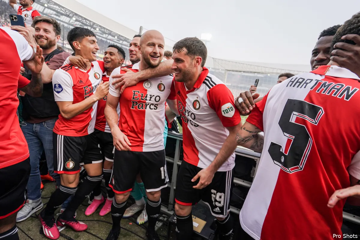 VIDEO: Selectie zingt in spelersbus 'Wat gaan we doen vandaag'