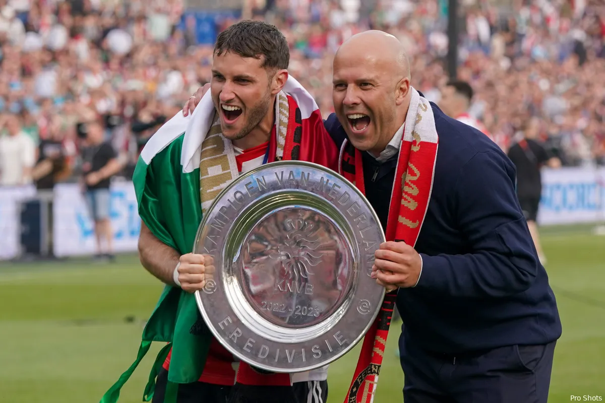 Arne Slot en Santiago Gimenez tonen de schaal in De Kuip na de gewonnen thuiswedstrijd tegen Go Ahead Eagles. <br>