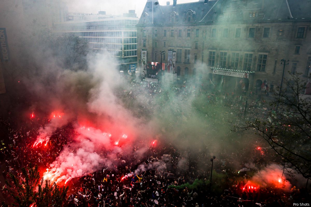 De beelden: Coolsingel wordt gek tijdens huldiging van Feyenoord