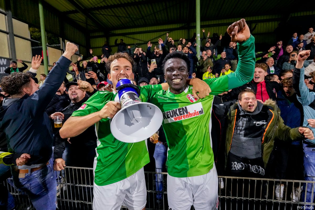 Supporters FC Dordrecht vieren feest met Feyenoord-huurling Osundina