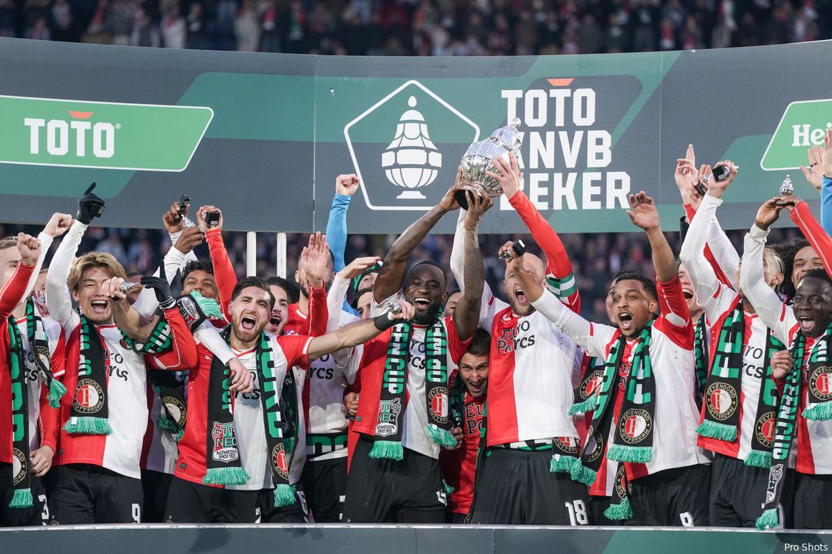 Selectie van Feyenoord neemt TOTO KNVB Beker in ontvangst (foto's)