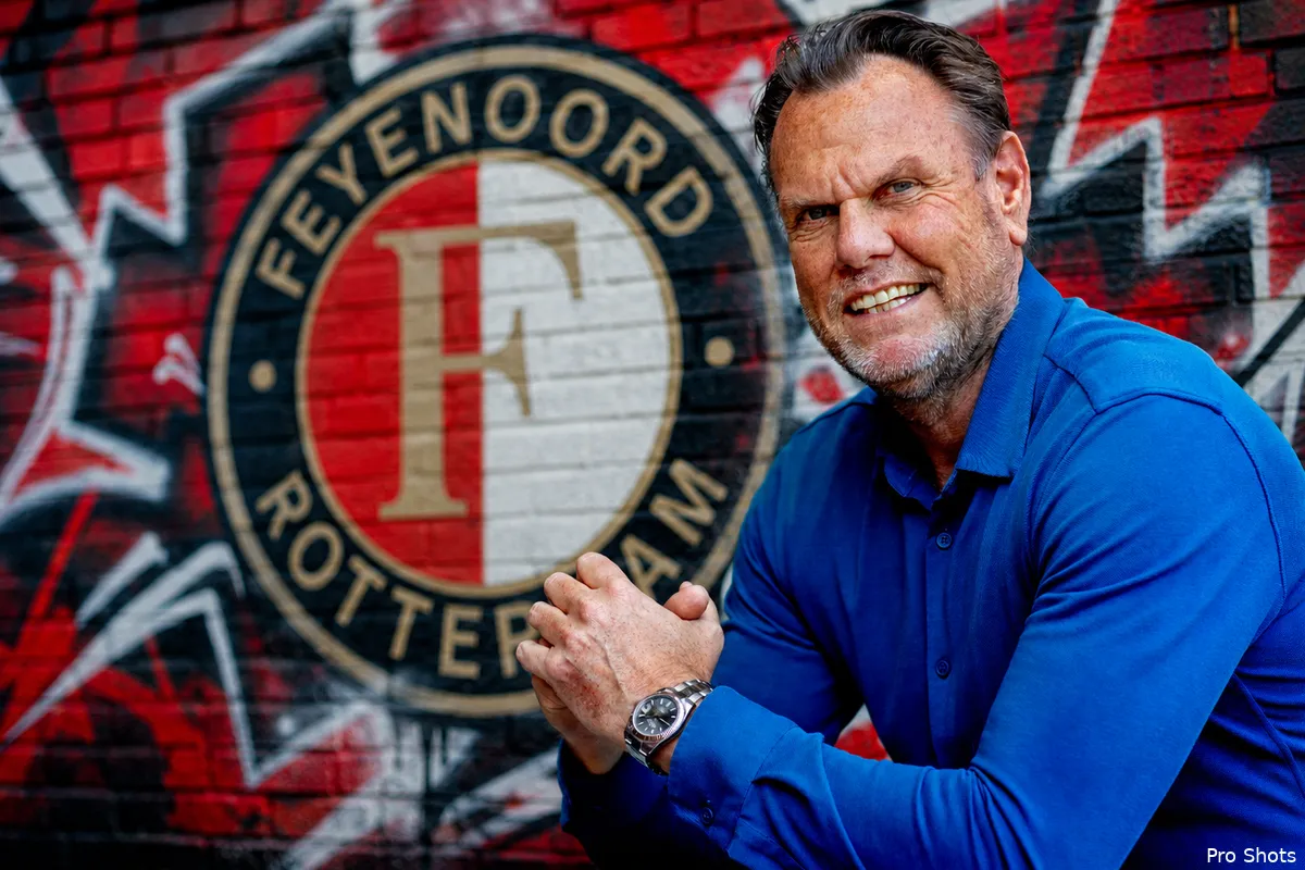 Robert Eenhoorn poseert voor een Feyenoord-logo na zijn officiële presentatie als nieuwe algemeen directeur van de Rotterdamse club.