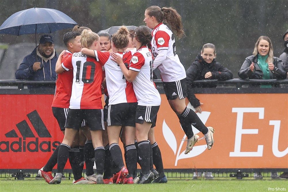 Feyenoord Vrouwen winnen eerste Klassieker ooit met ruime cijfers