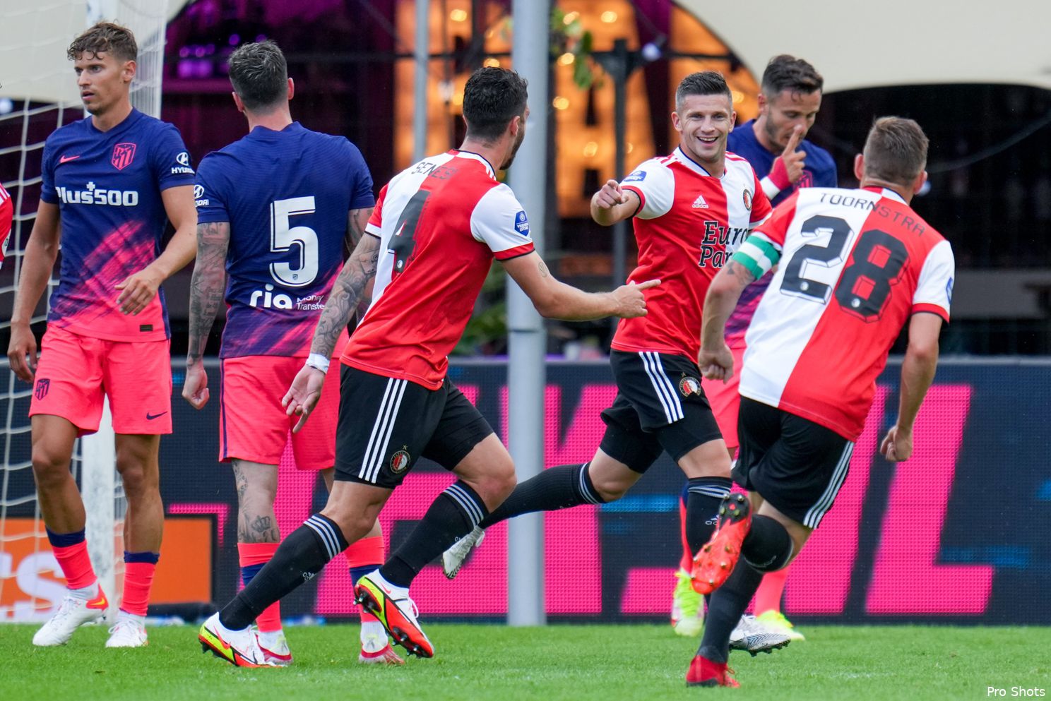 MATCHDAY! Feyenoord verdedigt in De Kuip ruime voorsprong tegen Luzern