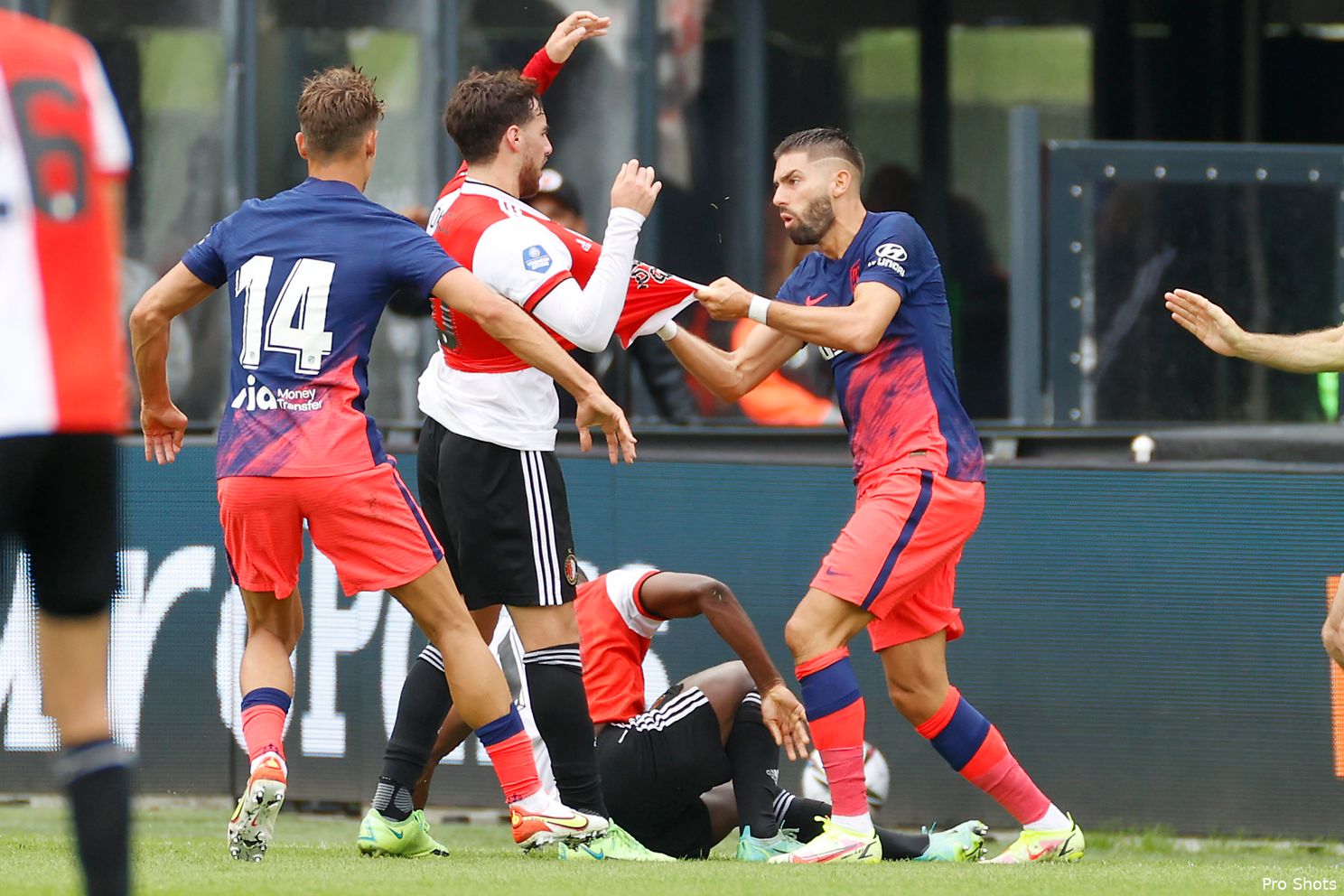 Bannis schiet Feyenoord naar geweldige oefenzege tegen Atlético Madrid